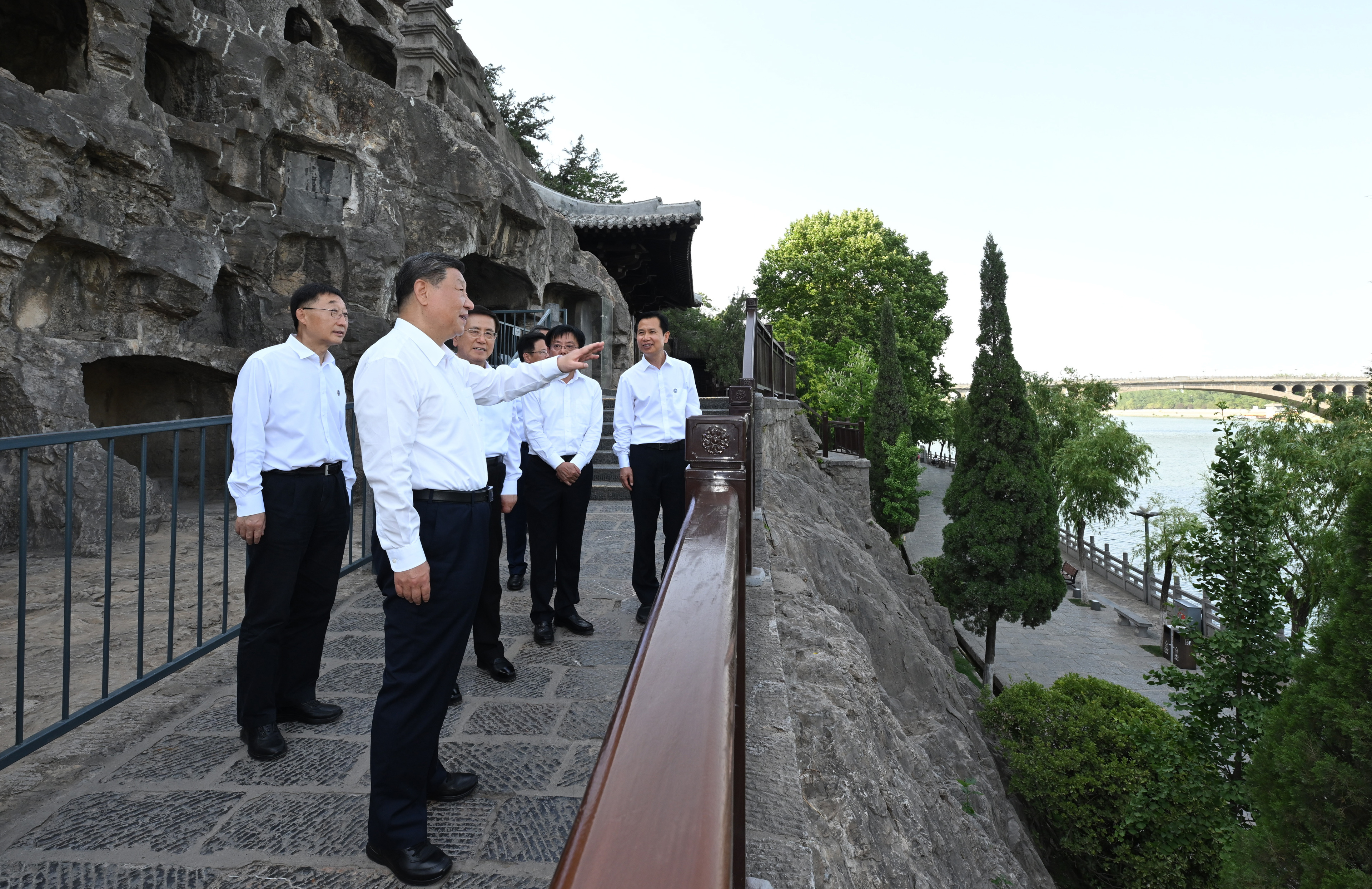 5月19日至20日，中共中央總書記、國家主席、中央軍委主席習(xí)近平在河南考察。這是19日下午，習(xí)近平在洛陽龍門石窟考察。新華社記者 謝環(huán)馳 攝