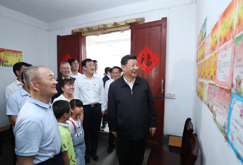 2019年5月20日，習(xí)近平總書記在江西省贛州市于都縣梓山鎮(zhèn)潭頭村看望村民孫觀發(fā)一家人。