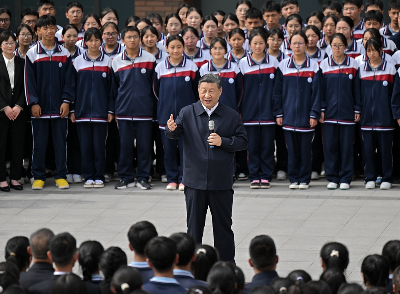 2024年6月18日，習(xí)近平總書記在青海果洛西寧民族中學(xué)考察時(shí)，同師生們親切交流。