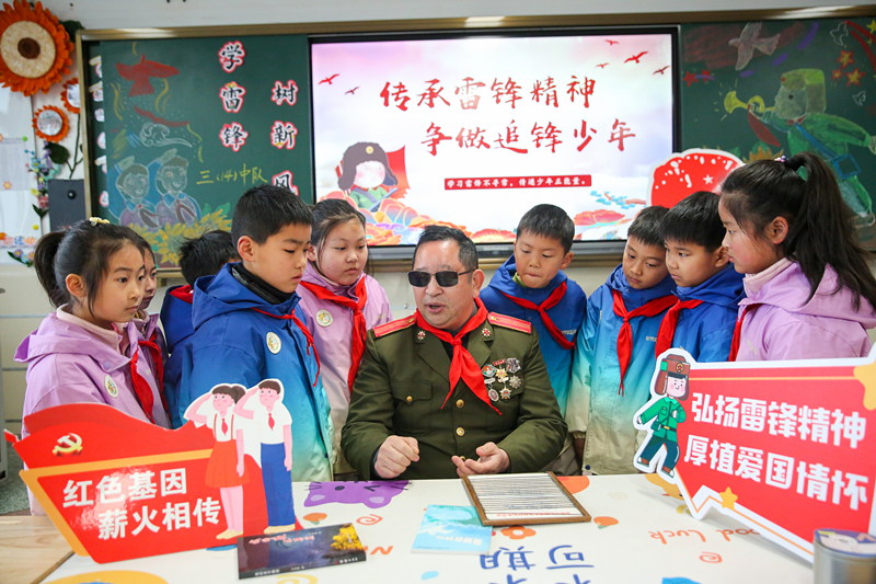 2025年3月3日，江蘇南通如皋市安定小學(xué)里，傷殘軍人許波銀在思政小課堂上向?qū)W生講述雷鋒故事。