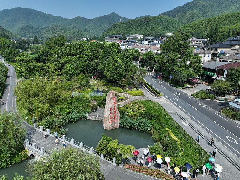 2023年8月11日，游客在浙江安吉余村參觀。