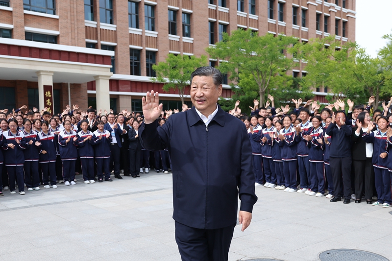 2024年6月18日，習(xí)近平總書(shū)記在青海果洛西寧民族中學(xué)考察時(shí)，向師生們揮手致意。