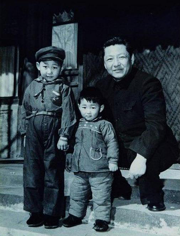 1958年，習(xí)仲勛與兒子習(xí)近平、習(xí)遠(yuǎn)平在一起。