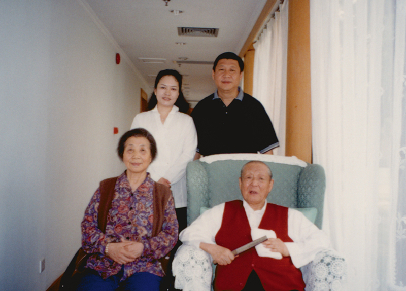 習(xí)近平與夫人彭麗媛同父親習(xí)仲勛、母親齊心的合影。