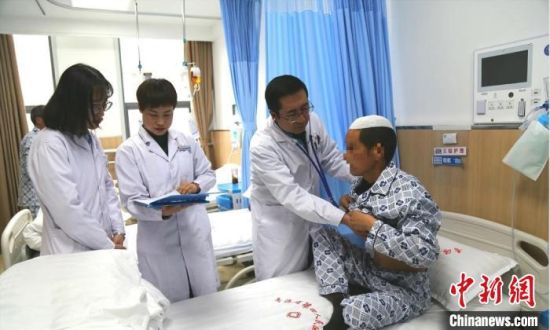 圖為馬少元(右二)為患者做檢查。青海省第四人民醫(yī)院供圖