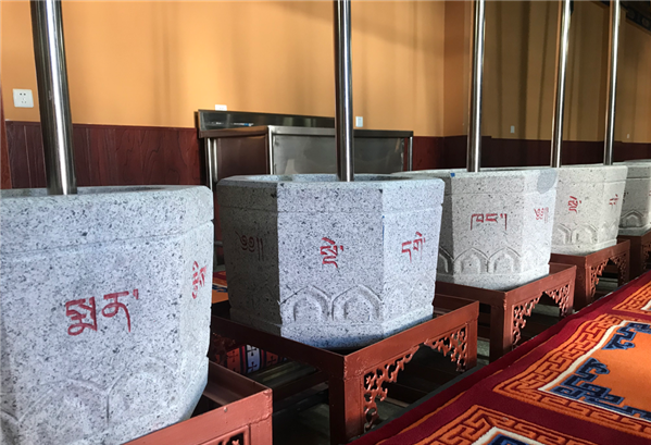 圖為藏醫(yī)院的藏藥加工地。.png