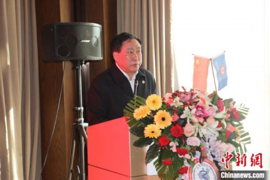 圖為中國非公立醫(yī)療機(jī)構(gòu)協(xié)會常務(wù)副會長兼秘書長郝德明致辭?！№n相澤 攝