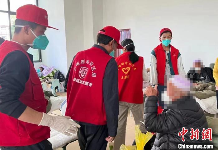 圖為得到妥善安置周到的服務，患者向志愿者豎起大拇指。　日喀則市委宣傳部供圖