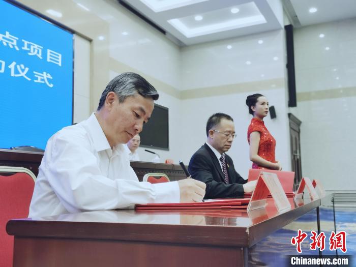圖為青海省副省長匡湧(左)簽訂合作共建區(qū)域醫(yī)療中心框架協(xié)議?！?zhí)砀?攝