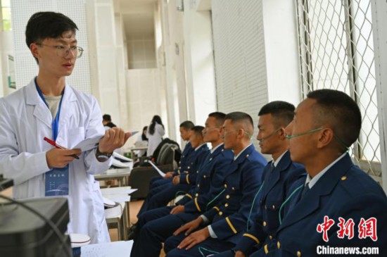 圖為研究團(tuán)隊(duì)成員登記消防員信息?！≮w朗 攝