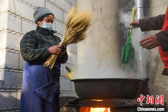 圖為拉薩手藝人制作年貨“羅薩梅朵”?！∝暩聛硭?攝