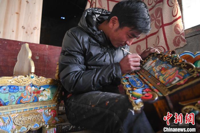 圖為拉薩手藝人制作年貨“切瑪盒”?！∝暩聛硭?攝