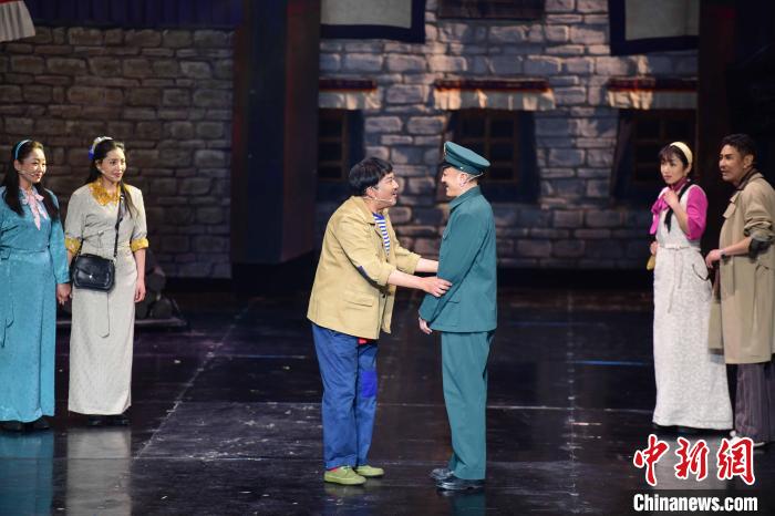 圖為西藏本土話劇《八廓街北院》演出現(xiàn)場(chǎng)。　劉瑤 攝