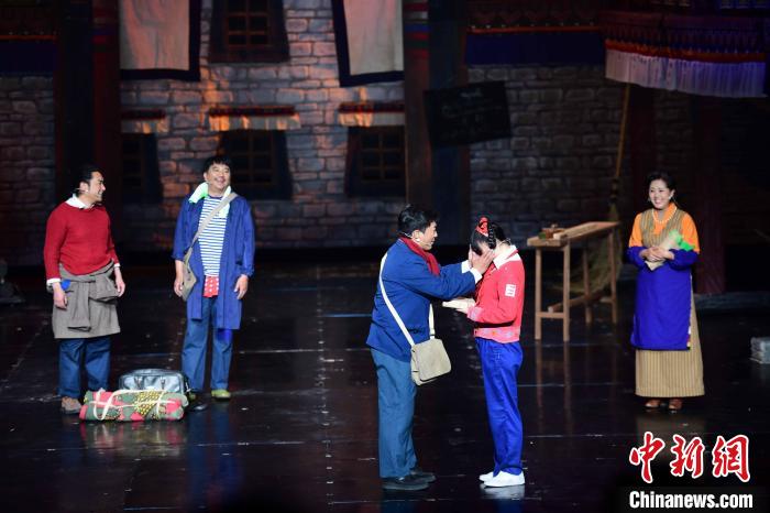 圖為西藏本土話劇《八廓街北院》演出現(xiàn)場?！∝暩聛硭?攝