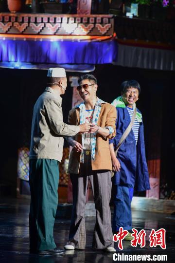 圖為西藏本土話劇《八廓街北院》演出現(xiàn)場。　貢嘎來松 攝