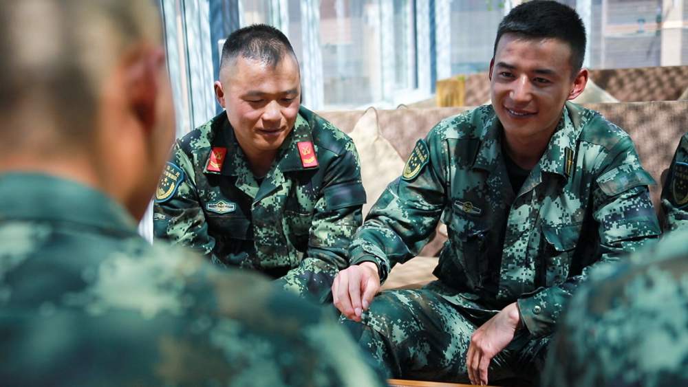 官兵正在陽光棚內(nèi)優(yōu)雅的環(huán)境中下象棋。