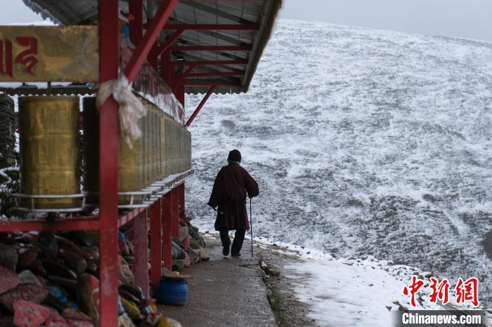 孜珠寺與雪山風光?！〗w波 攝