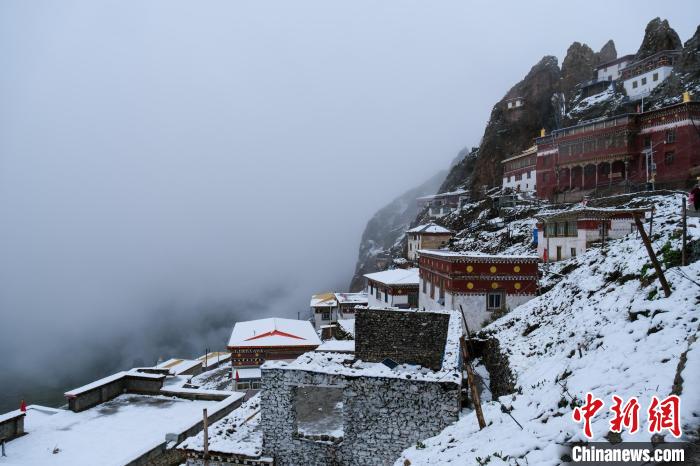位于孜珠山頂?shù)乃聫R被云霧環(huán)繞，猶如仙境。　江飛波 攝