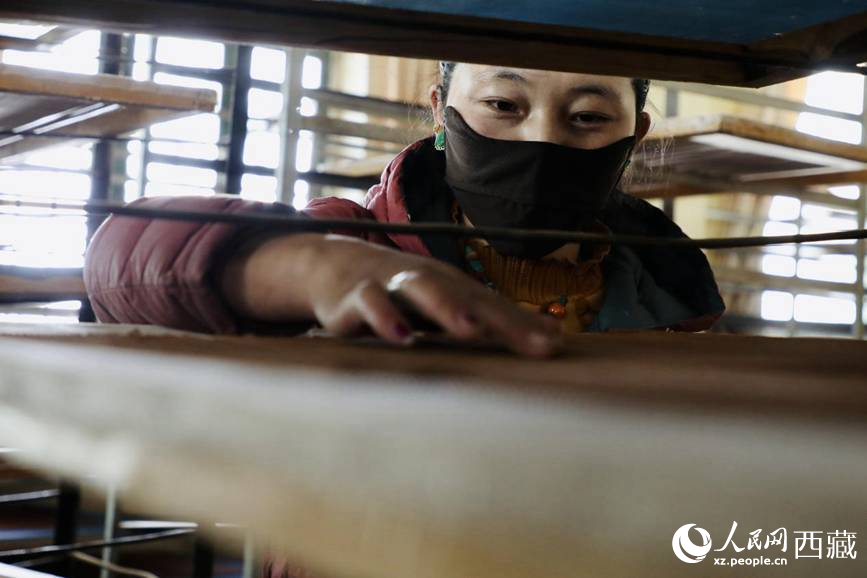 晾曬制作好的藏香。人民網(wǎng)記者 次仁羅布攝