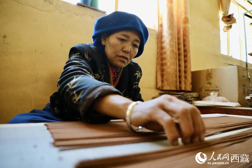 藏香廠的工人們堅持手工制作藏香。人民網(wǎng)記者 次仁羅布攝