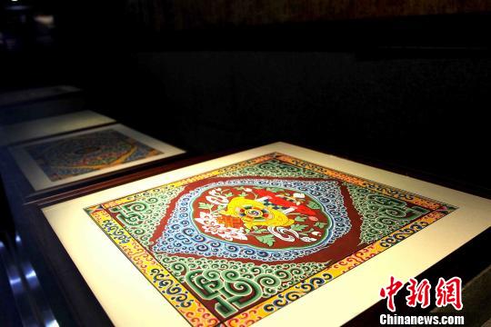 圖為藏式建筑傳統(tǒng)圖案?！?zhí)砀?攝