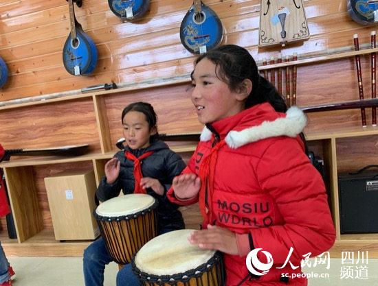 民族樂器興趣小組的學(xué)生們正在練習(xí)音樂。（高婉汀 攝）