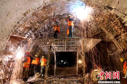 圖為施工人員正在進(jìn)行隧道支護(hù)焊接作業(yè)。　陳暢 攝