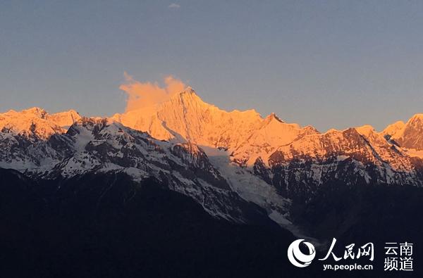 迪慶梅里雪山“日照金山”景觀。（供圖）