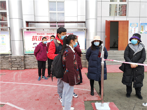 圖片默認標(biāo)題_fororder_1、學(xué)生排隊進入校園-攝影-左斌