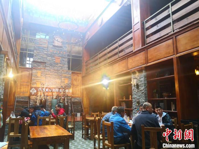 圖為扎尕那的藏式民宿酒店中，游客正在用餐。　史靜靜 攝