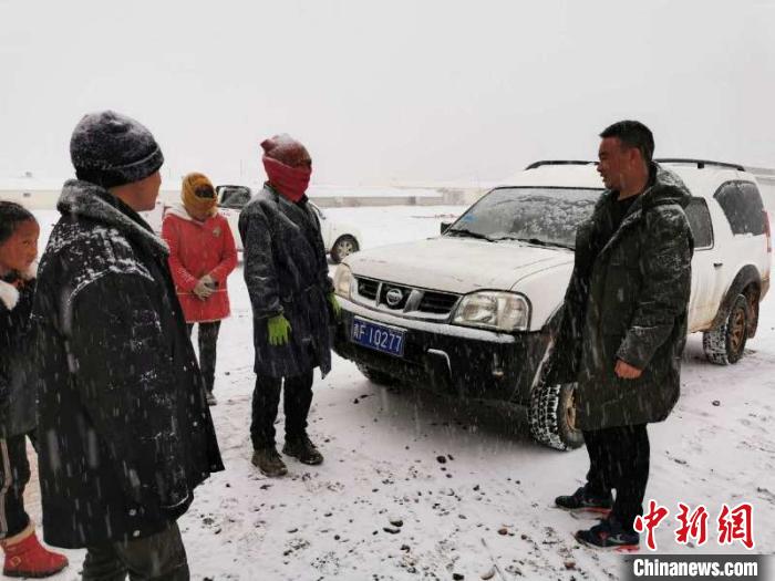 圖為扎西鬧吾(右一)與當?shù)啬翍艚徽?。郵儲銀行青海省分行供圖