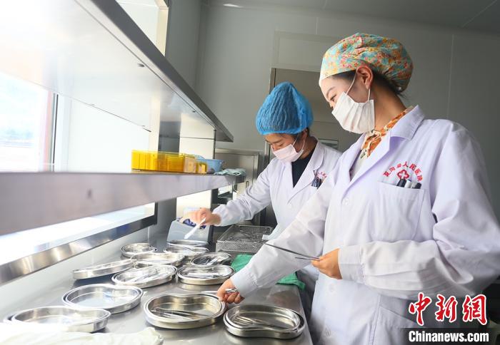 7月下旬，夏河縣人民醫(yī)院醫(yī)生進(jìn)行手術(shù)用具的消毒清潔?！「哒?攝