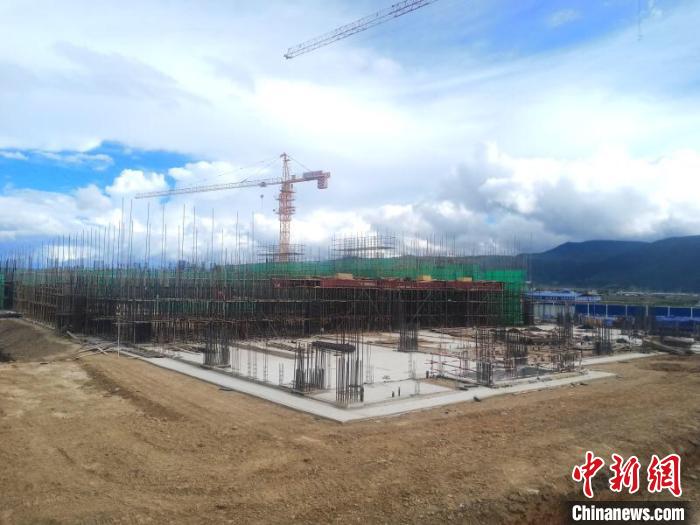 圖為香格里拉站實(shí)現(xiàn)封頂。中國(guó)鐵路昆明局集團(tuán)供圖