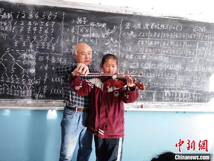 圖為趙興洲教學(xué)生拉小提琴。受訪者提供