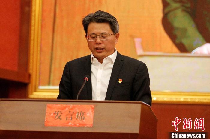 圖為果洛州委常委、副州長(zhǎng)、上海市援青聯(lián)絡(luò)組組長(zhǎng)馮志勇總結(jié)對(duì)口支援十年工作?！」逯菸麄鞑抗﹫D 攝