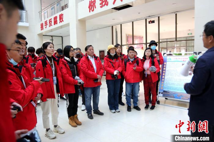 圖為中外媒體采訪三江源國家公園瀾滄江源園區(qū)生態(tài)保護成效?！?zhí)砀?攝