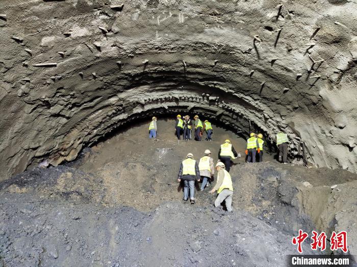圖為久馬高速查針梁子隧道施工現(xiàn)場(chǎng)?！⊥貔i 攝