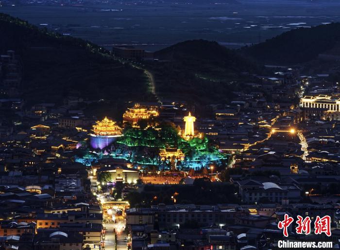 圖為滇藏茶馬古道重鎮(zhèn)獨克宗古城已成為知名旅游景點?！『蜁匝?攝