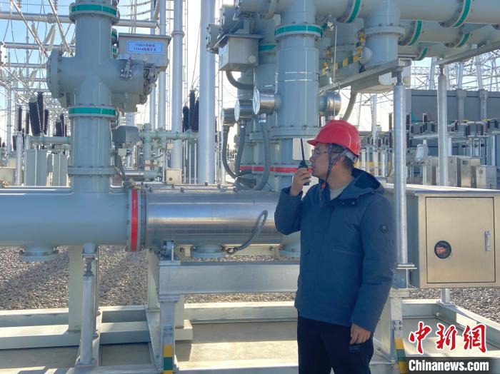 圖為國(guó)網(wǎng)青海檢修公司專業(yè)人員在沙柳變電站驗(yàn)收設(shè)備?！√岂?攝