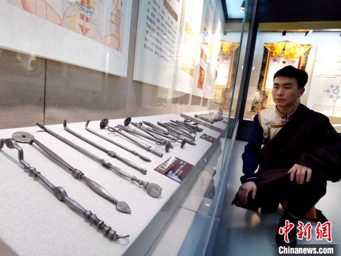 圖為陳展的藏醫(yī)手術(shù)器械?！?zhí)砀?攝