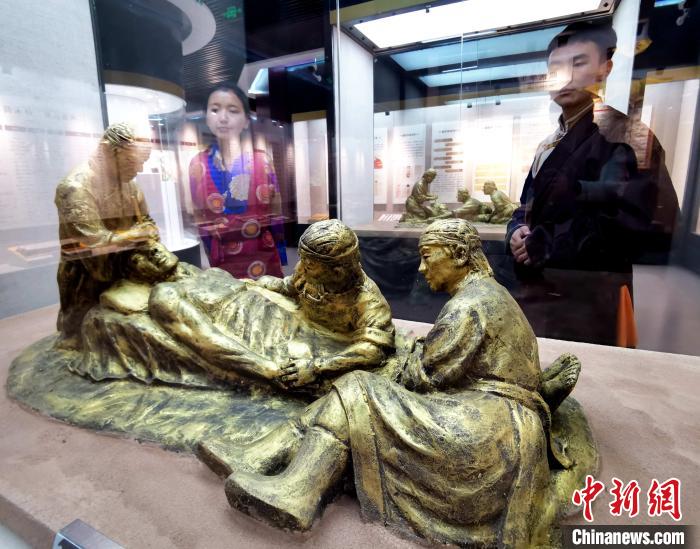 圖為模擬的藏醫(yī)眼科手術(shù)場(chǎng)景?！?zhí)砀?攝