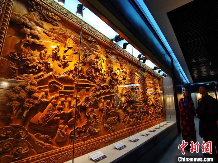 圖為青海大學(xué)民族醫(yī)學(xué)博物館陳展的歷代知名藏醫(yī)浮雕。　張?zhí)砀?攝