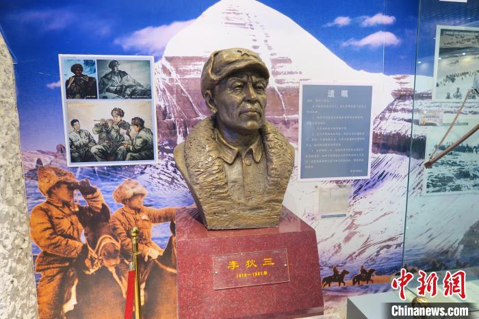 圖為南疆軍區(qū)某合成團(tuán)1連榮譽(yù)室，雕像是進(jìn)藏先遣英雄連總指揮李狄三。　楊程晨 攝
