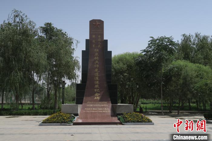 圖為位于于田縣中心的中國人民解放軍獨(dú)立騎兵師先遣連進(jìn)藏紀(jì)念碑?！畛坛?攝