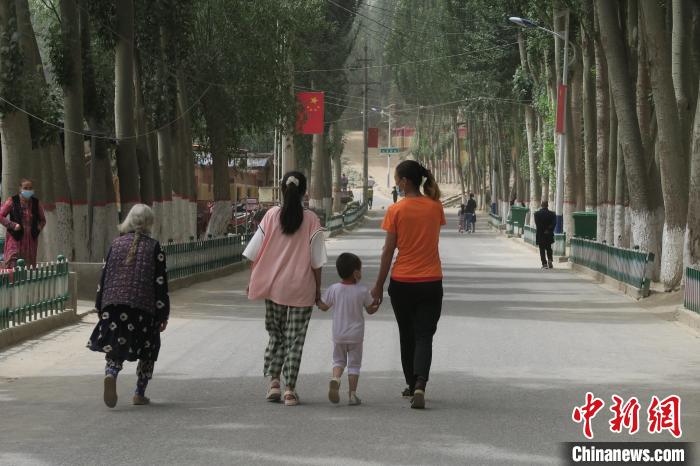 圖為進(jìn)藏先遣英雄連誓師地原址所在的新疆維吾爾自治區(qū)和田地區(qū)于田縣普魯村現(xiàn)貌?！畛坛?攝