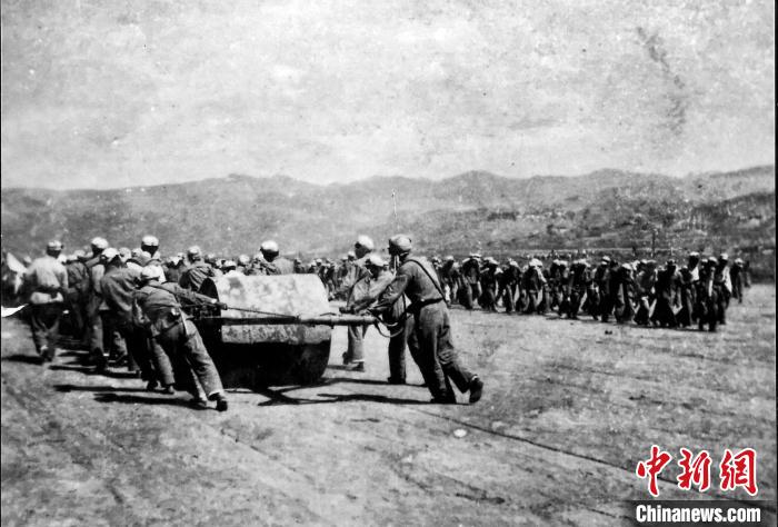 十八軍戰(zhàn)士修建機(jī)場(chǎng)跑道。(歷史圖片由十八軍后代張小康提供，劉炳科翻拍)