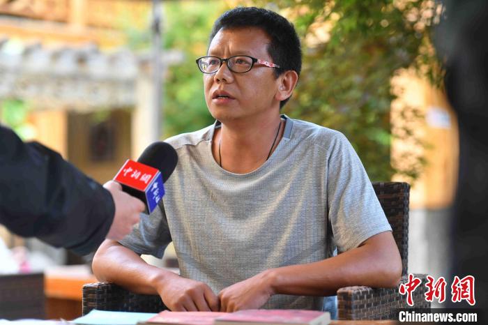 圖為和澗秋接受記者采訪?！⑷疥?攝