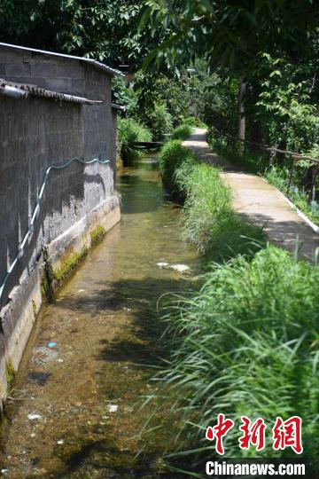 圖為至今仍在流淌的楚援溝?！⑷疥?攝