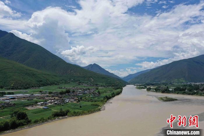 圖為航拍金江鎮(zhèn)，農(nóng)田里綠意盎然?！⑷疥?攝