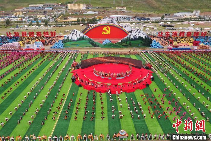 圖為玉樹(shù)藏族自治州成立70周年慶祝大會(huì)現(xiàn)場(chǎng)?！●R銘言 攝